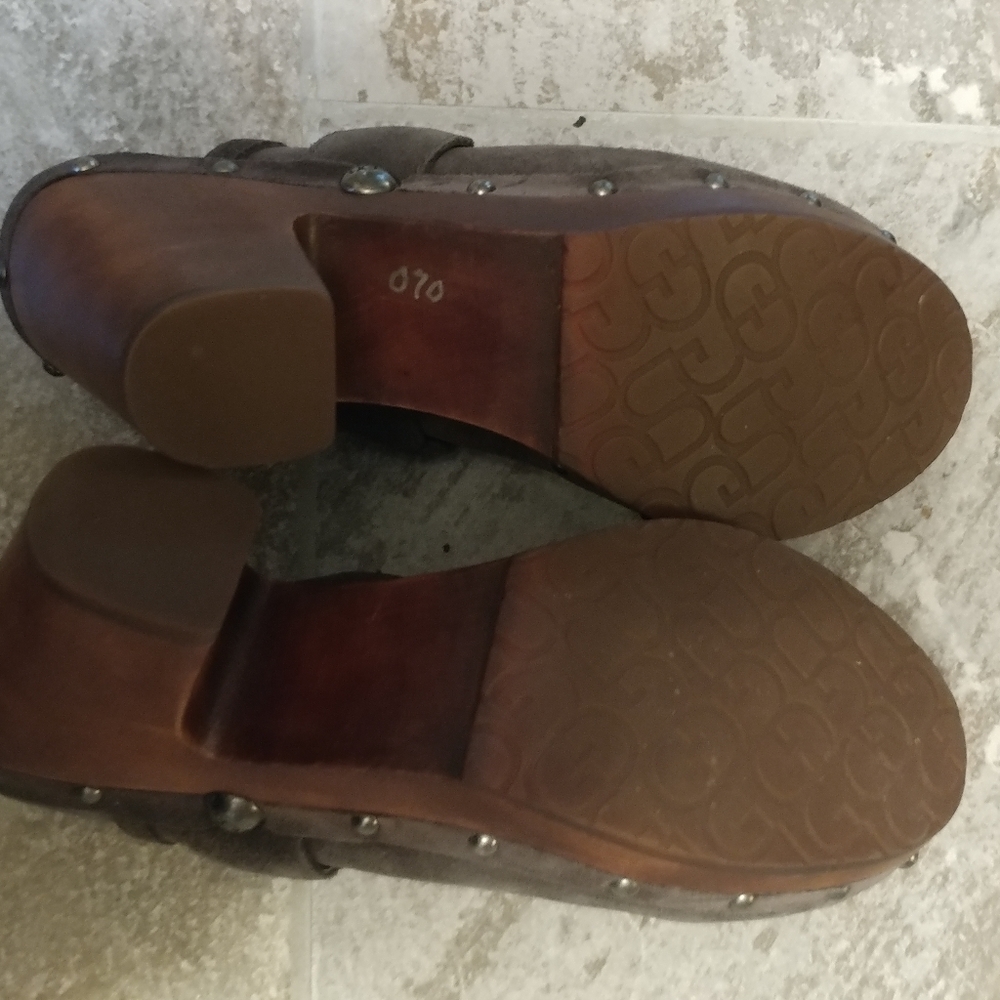 UGG Clogs - Picture 3 of 4
